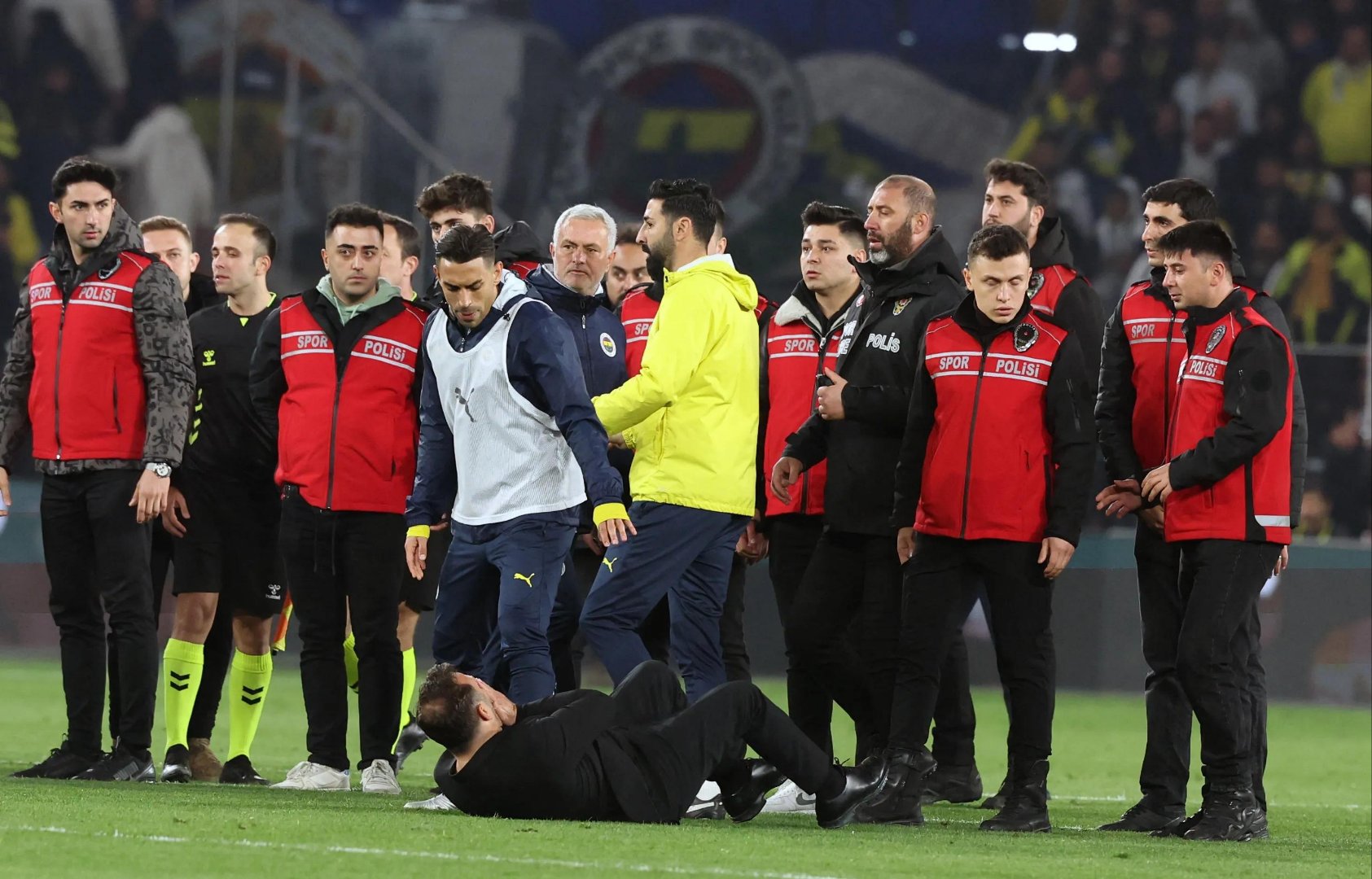 亚博登录 -包含费耶诺德内部会议纪要流出：国际比赛日战术微调，欧超杯使命明确，身体对抗强度拉满的词条