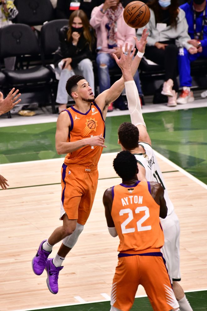 包含赛后密尔沃基雄鹿备战意大利杯；单刀错失细节曝光；话题不断；赛程密集仍需轮换的词条